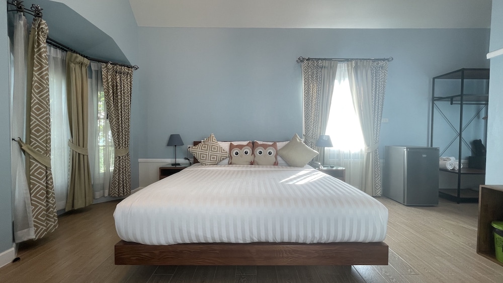 Deluxe Studio, 1 King Bed - Photo 7