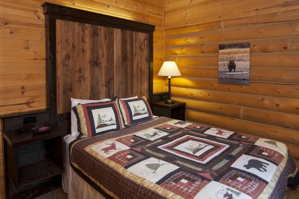 Two Bedroom Riverfront Cabin - Photo 5