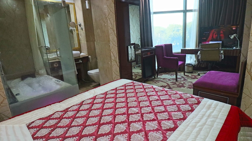 Deluxe Room with Jacuzzi Tub - Photo 4