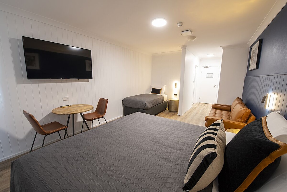 Superior Triple Room thumbnail 5