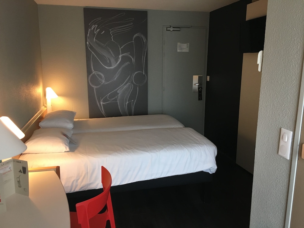 Standard Room, 2 Twin Beds - Photo 9
