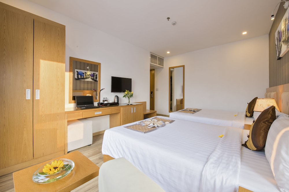 Family Room, 2 Double Beds, City View photo 2