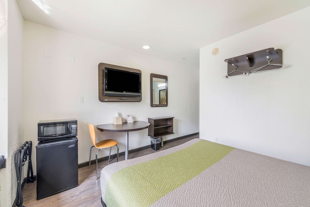 Standard Room, 1 Queen Bed, Non Smoking - Photo 3