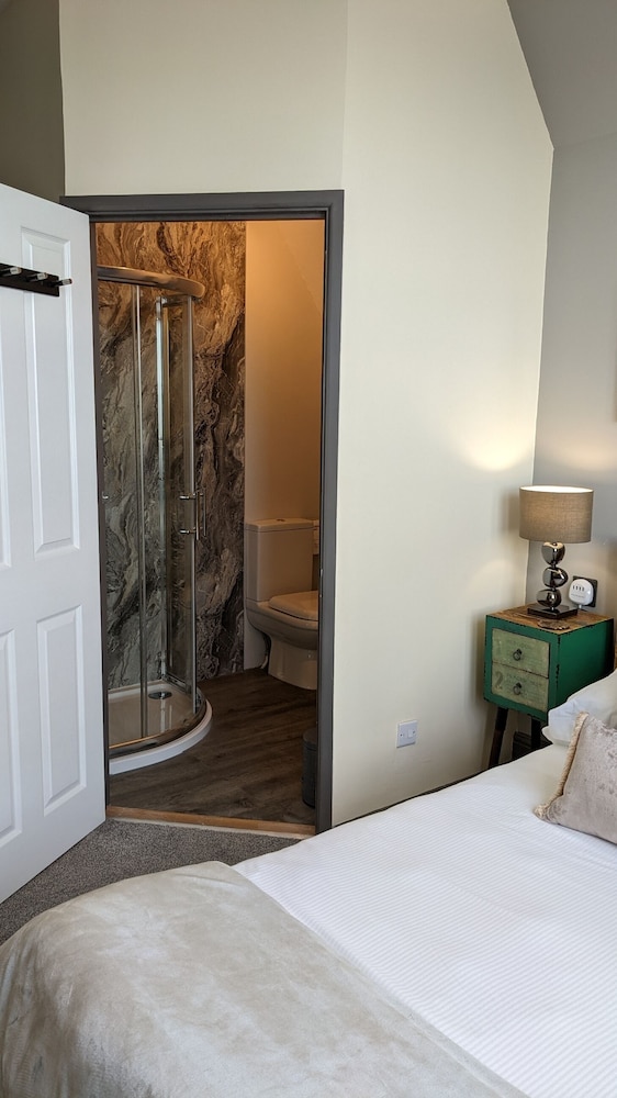 Double Room, Ensuite (Room 9 King 2nd Floor) photo 3