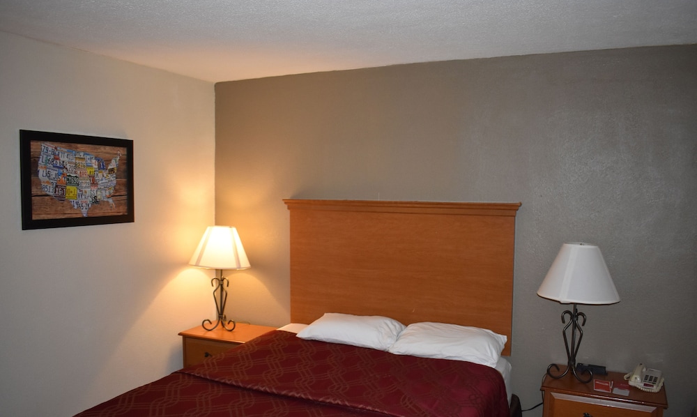 Economy Single Room, 1 Queen Bed photo 2