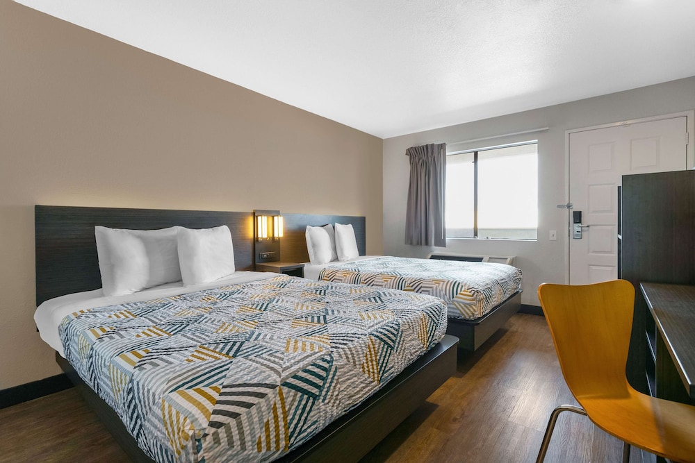 Deluxe Suite, 2 Queen Beds, Smoking, Refrigerator & Microwave photo 2