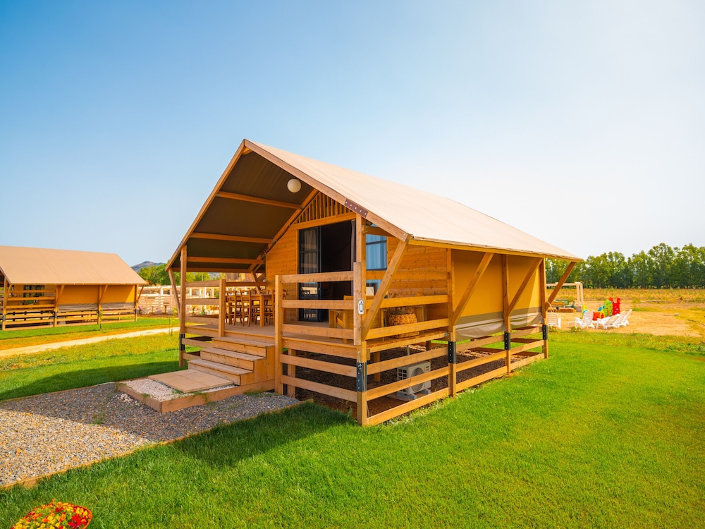 Premier Tent, Garden View