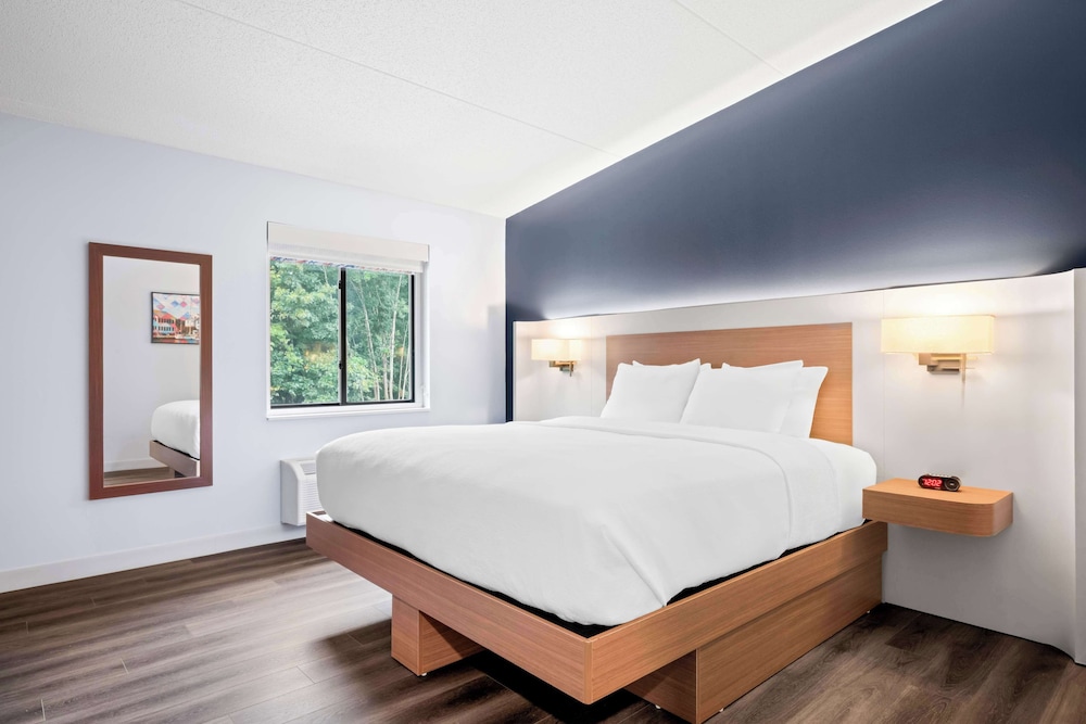 Suite, 1 King Bed, Non Smoking, Jetted Tub (Shower Only) photo 2