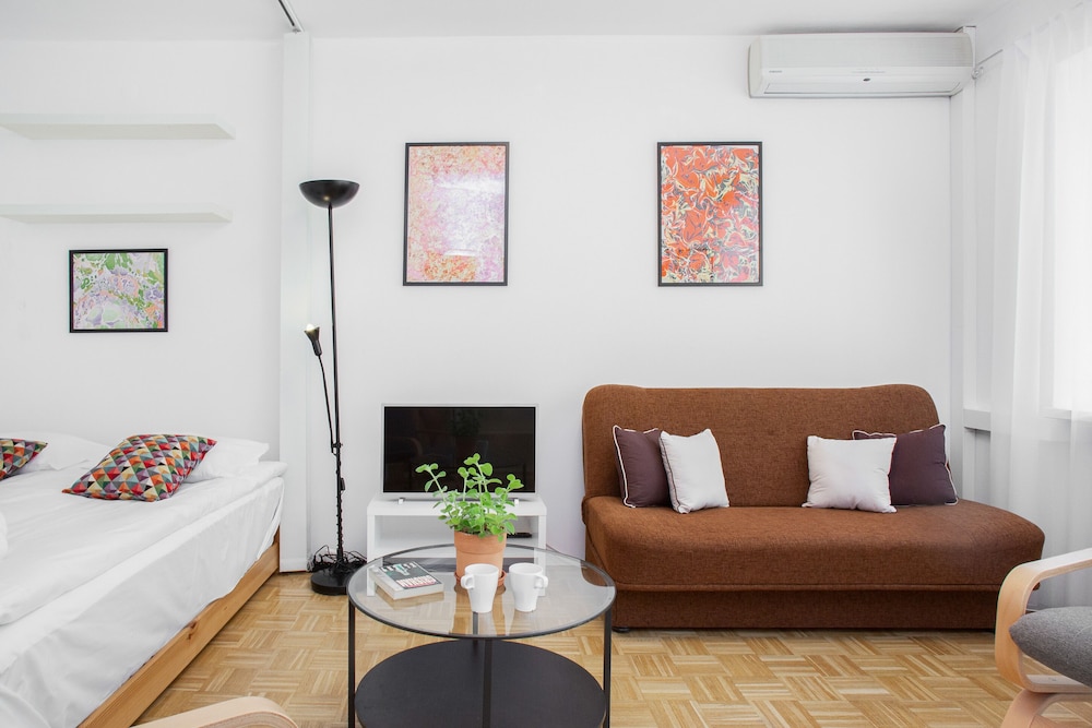 Studio, Balcony