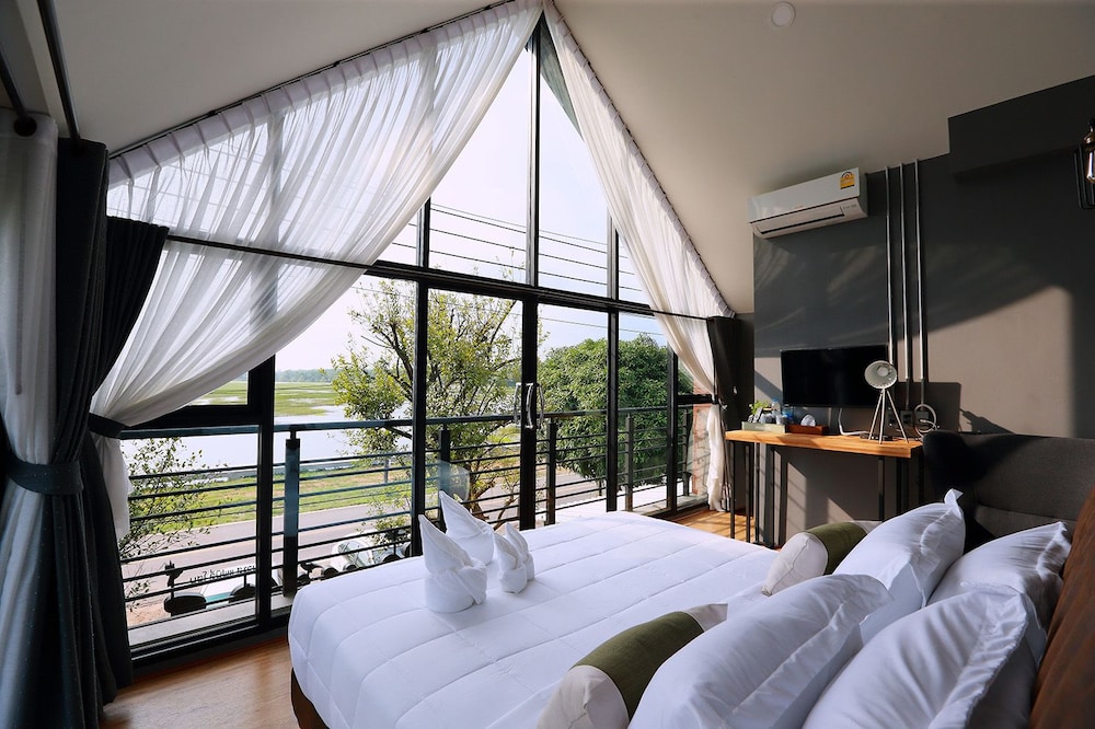Deluxe Room with Lake View photo 2