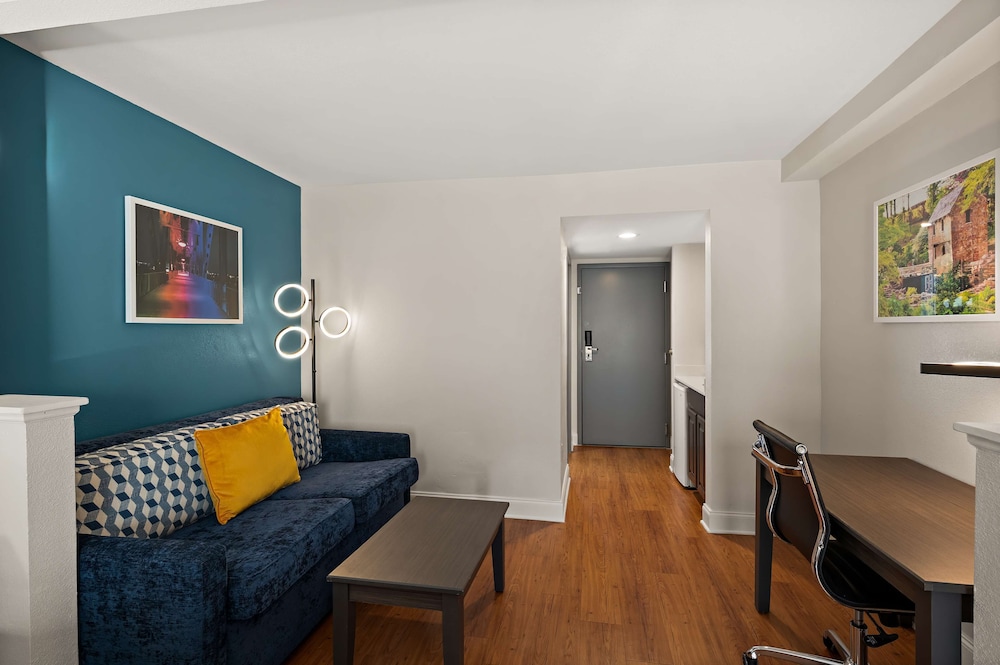 Junior Suite, 1 King Bed, Non Smoking (with Sofabed) - Photo 3