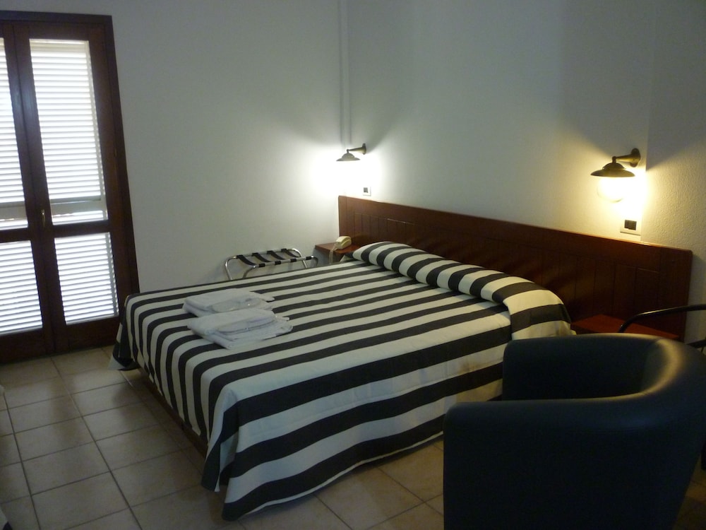 Classic Double or Twin Room, Private Bathroom, Tower photo 1