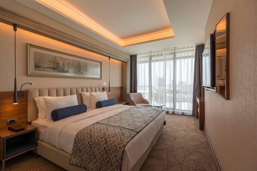 Suite, 1 King Bed, City View photo 3