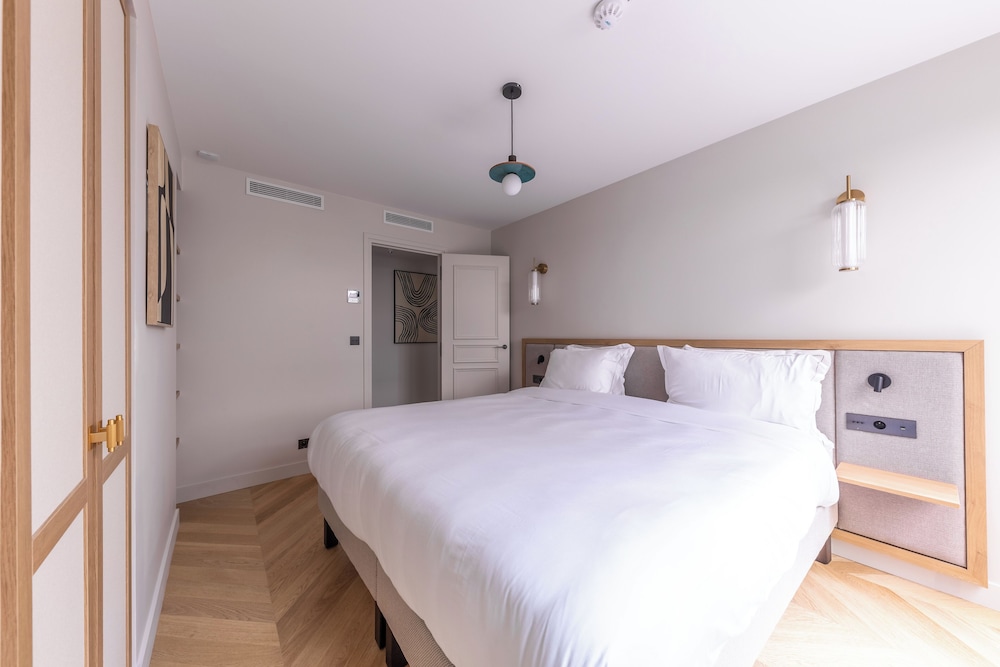 Signature Apartment photo 2