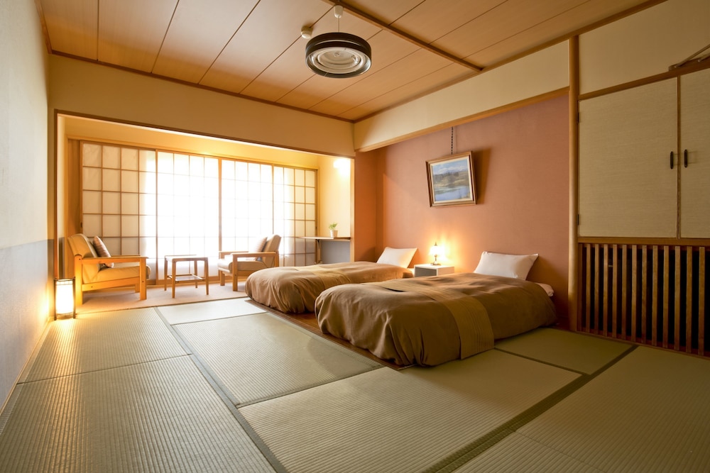Club Room, 3 Twin Beds, Non Smoking, Private Bathroom photo 2