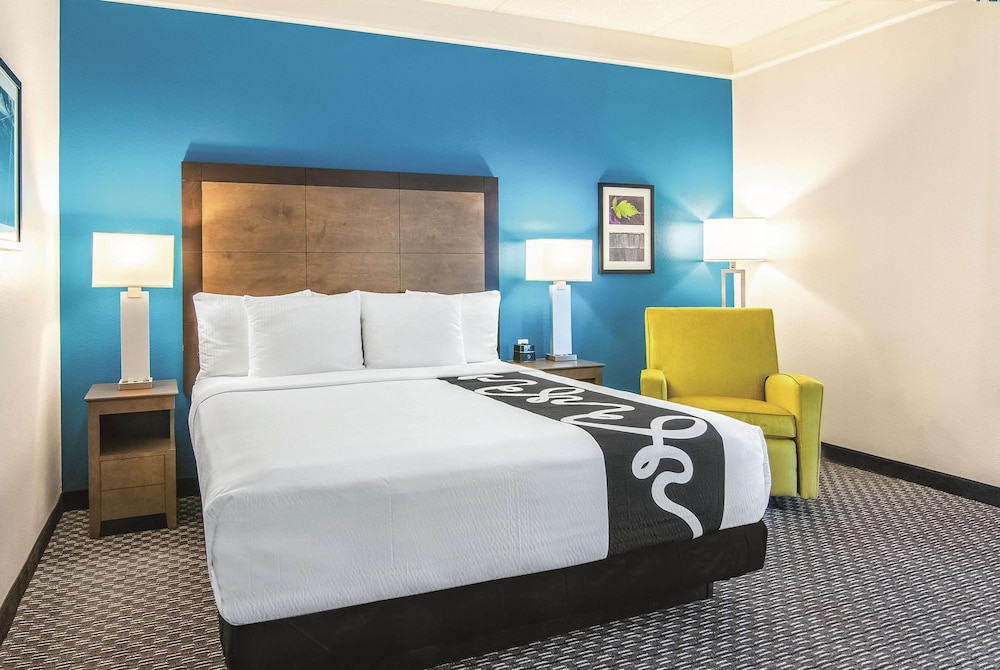 Available room thumbnail 5