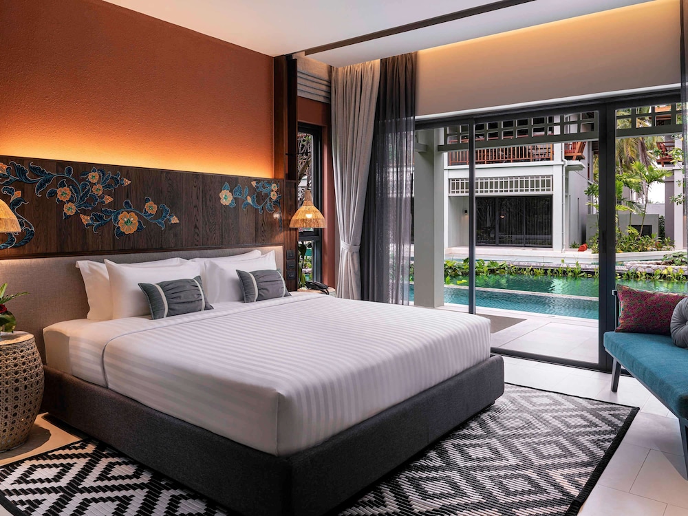 Deluxe Room, 1 King Bed, Pool Access