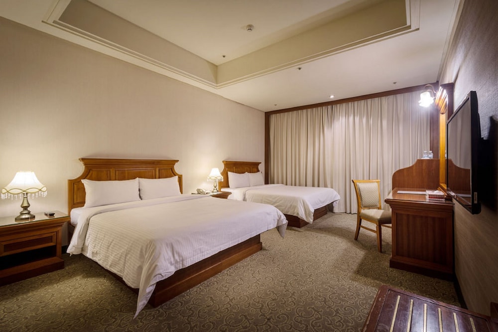 Deluxe Quadruple Room, Bathtub photo 1