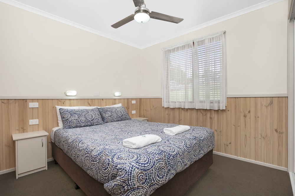 Beachside Spa Cabin (Sleeps 5) photo 3