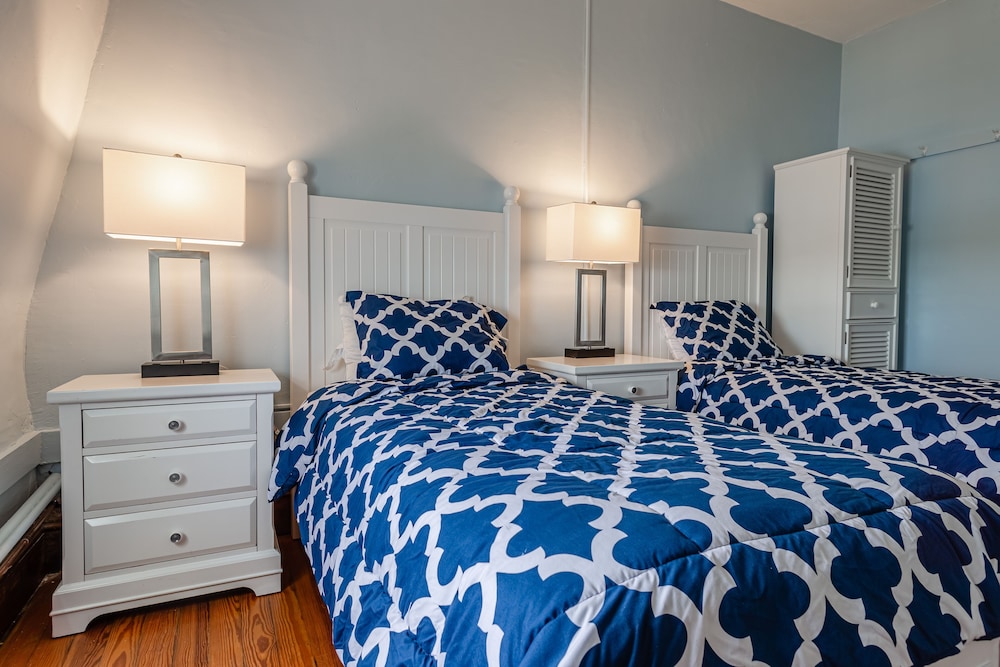 Room, 2 Twin Beds, Shared Bathroom (#4 Main Building)