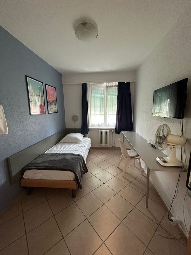 Economy Single Room, 1 Twin Bed, Shared Bathroom (Petit Budget) photo 1