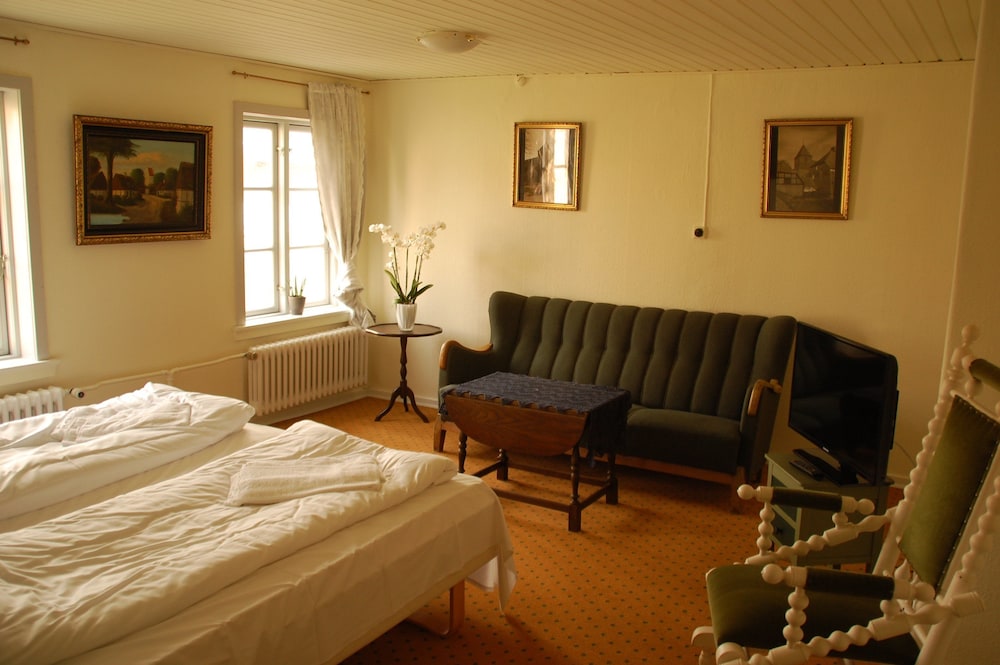 Family Room, Shared Bathroom
