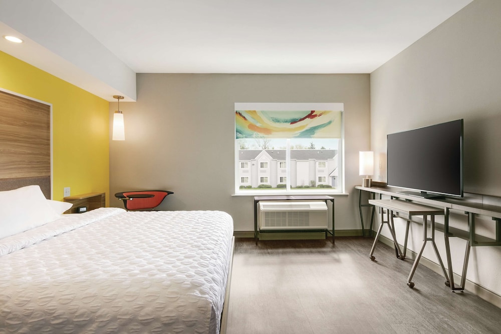 Room, 1 King Bed, Accessible (Hearing, Roll-in Shower) photo 2