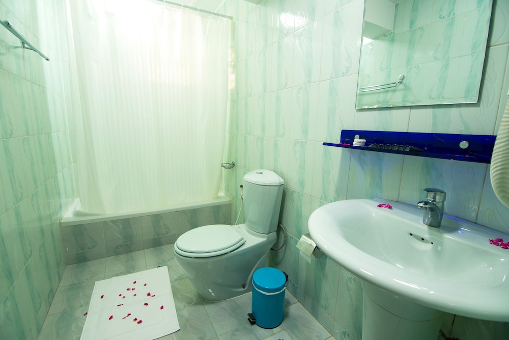 Suite - Photo 13