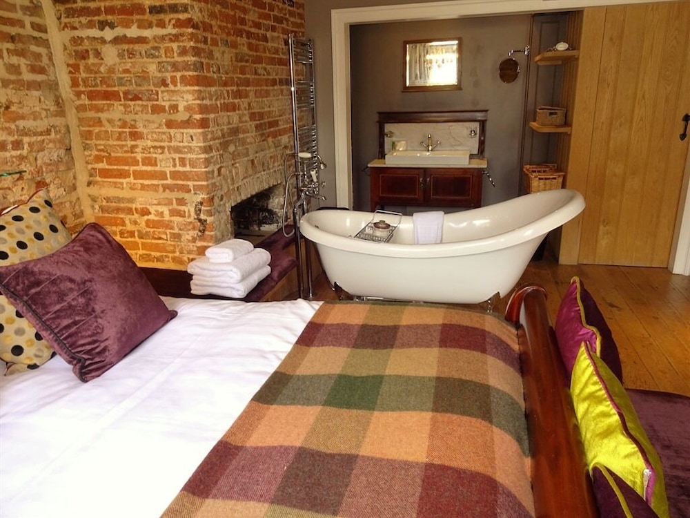 Superior Double Room, Ensuite (KING) - Photo 6