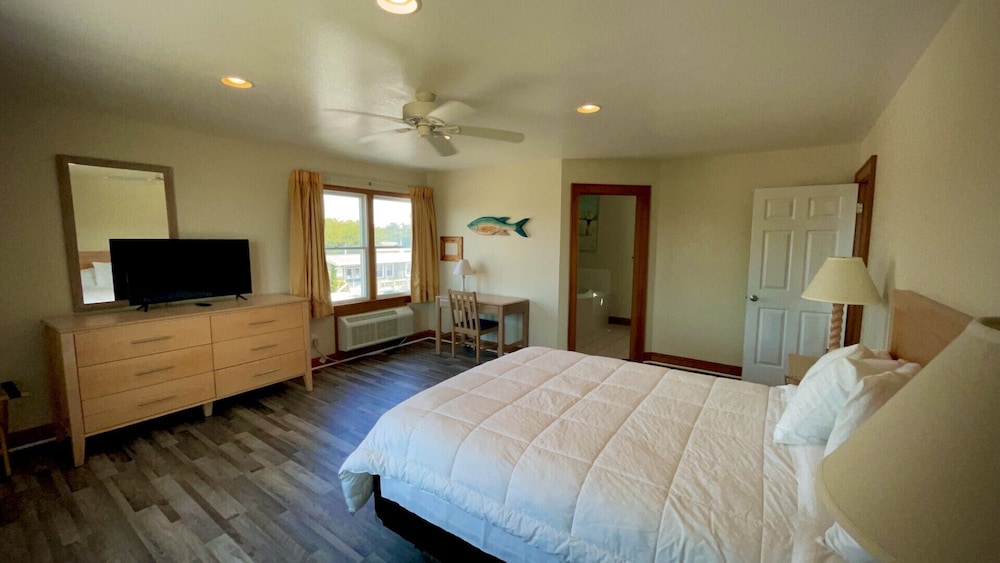 Premium Room, 1 Queen Bed, Pool View, Poolside photo 1