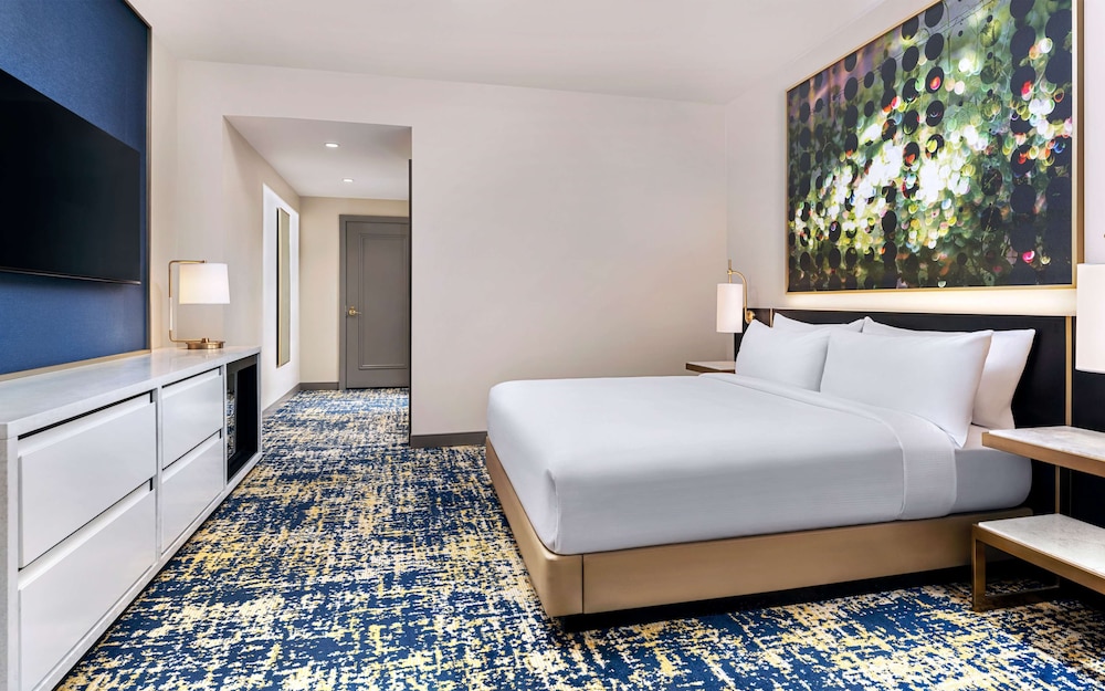 Deluxe Room, 1 King Bed, Hearing Accessible (Panoramic View)