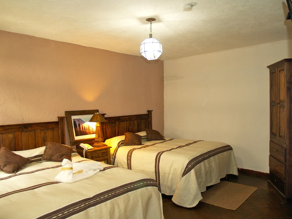 Standard Double Room, 2 Queen Beds, Private Bathroom photo 3
