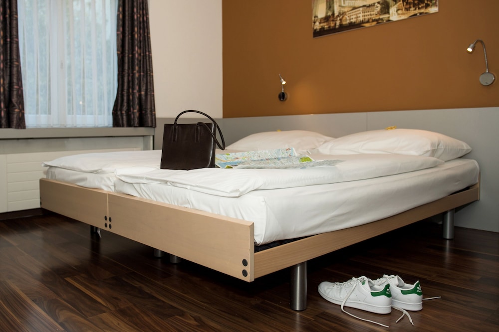 Economy Double Room - Photo 17
