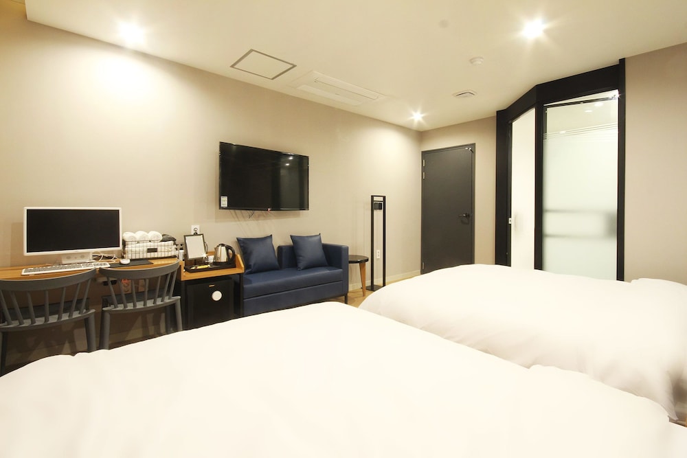 Premium Twin Room, 2 Queen Beds photo 3