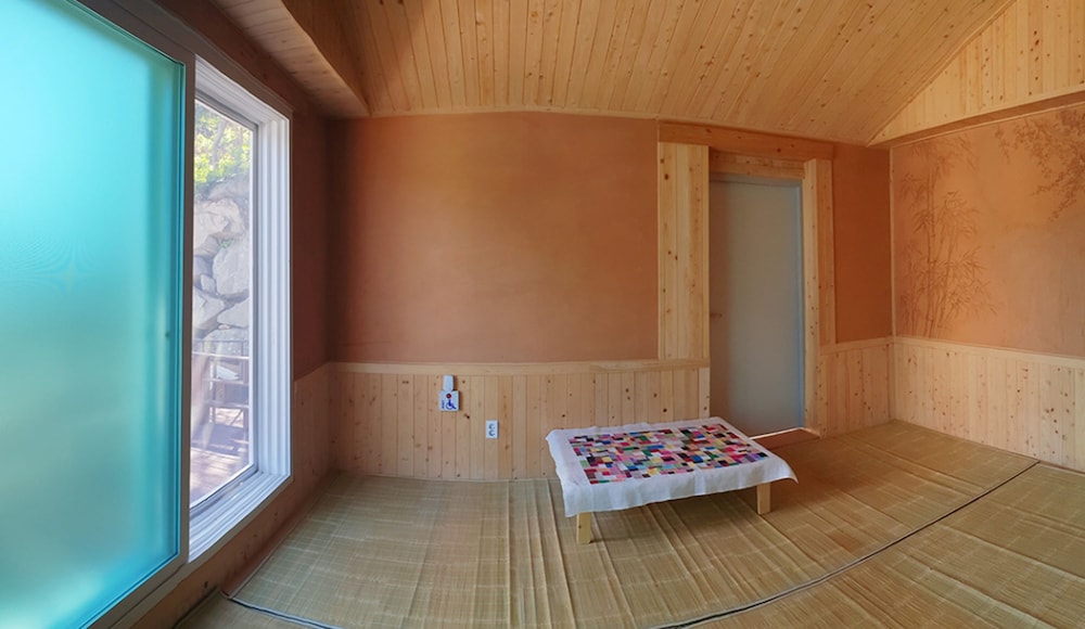 Room (C) photo 3