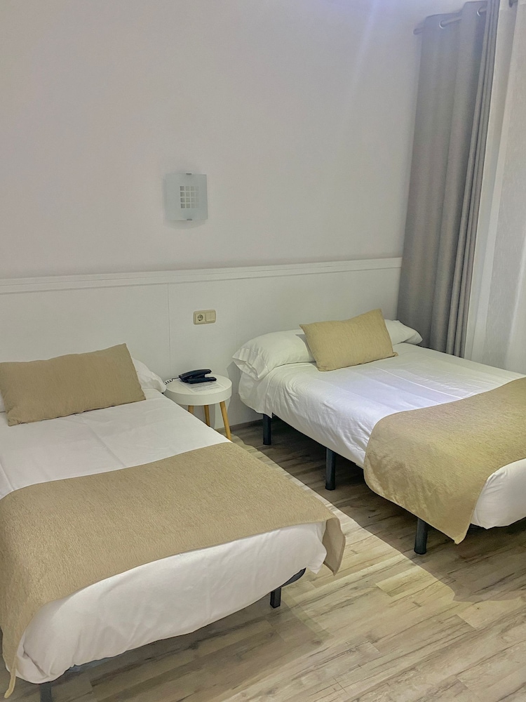 Twin Room - Photo 2