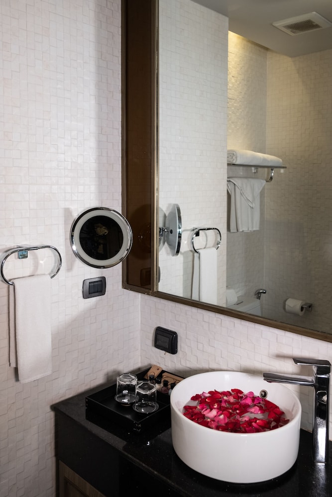 Two Bedroom Premier Suite thumbnail 5