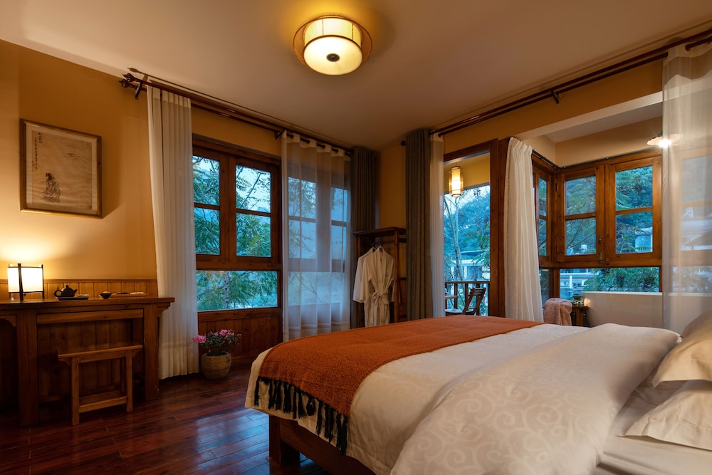 Superior King Room with Balcony photo 1