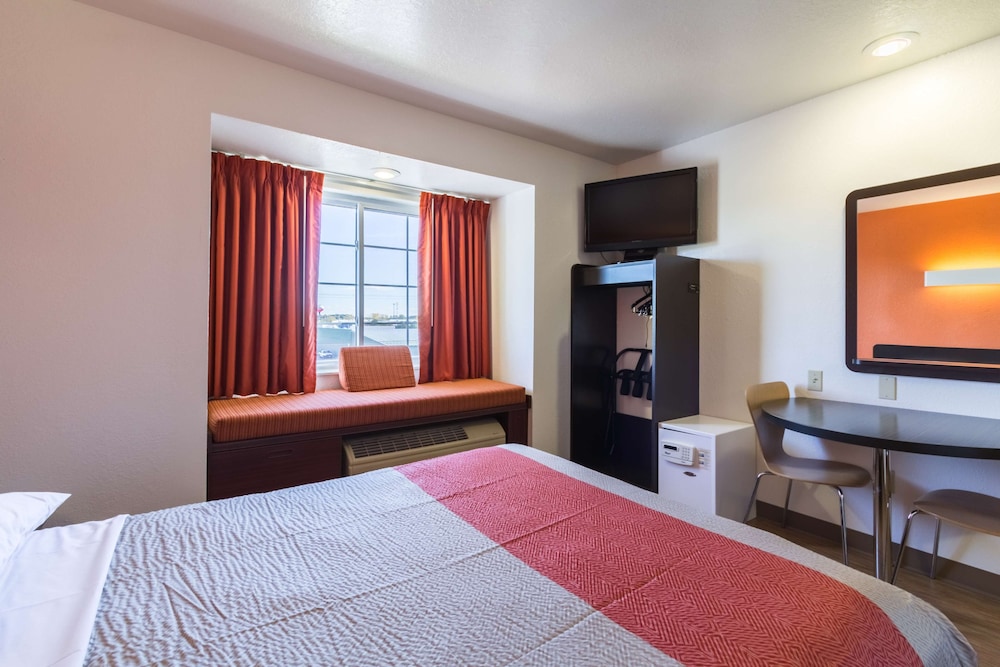 Deluxe Suite, 1 Queen Bed, Non Smoking, Refrigerator & Microwave - Photo 2