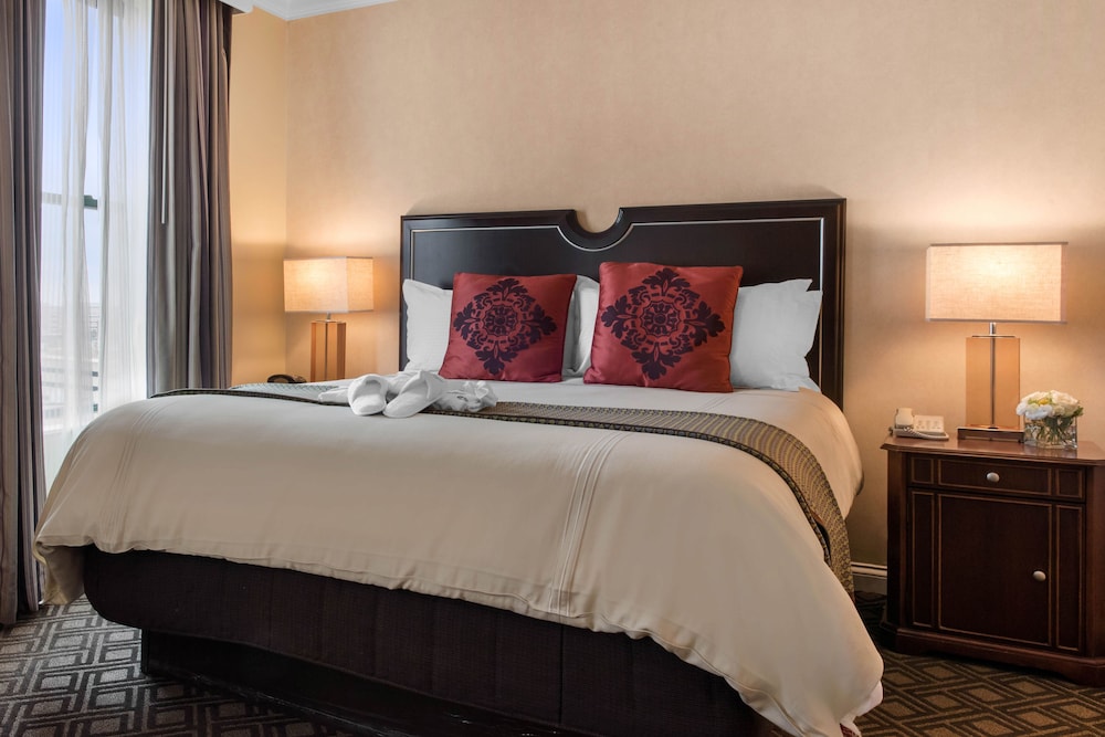 Suite, 1 King Bed With Sofa Bed, Accessible (Plaza Suite) - Photo 3