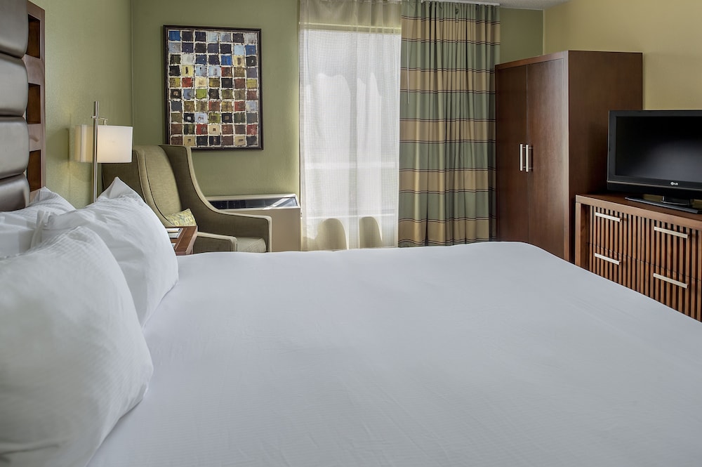 One Queen Bed, Non-Smoking, Accessible - Photo 2