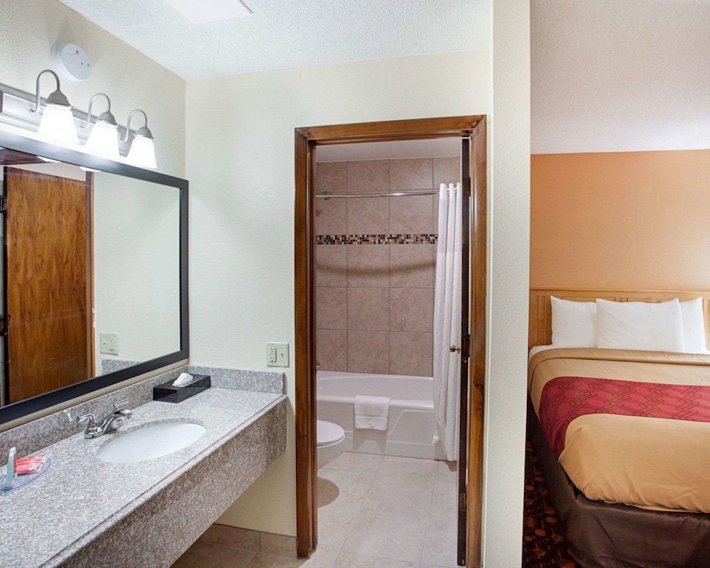 Standard Room, 2 Queen Beds, Non Smoking photo 2