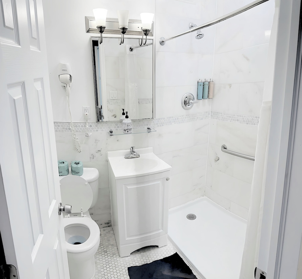 Deluxe Queen Suite with Scenic View photo 2