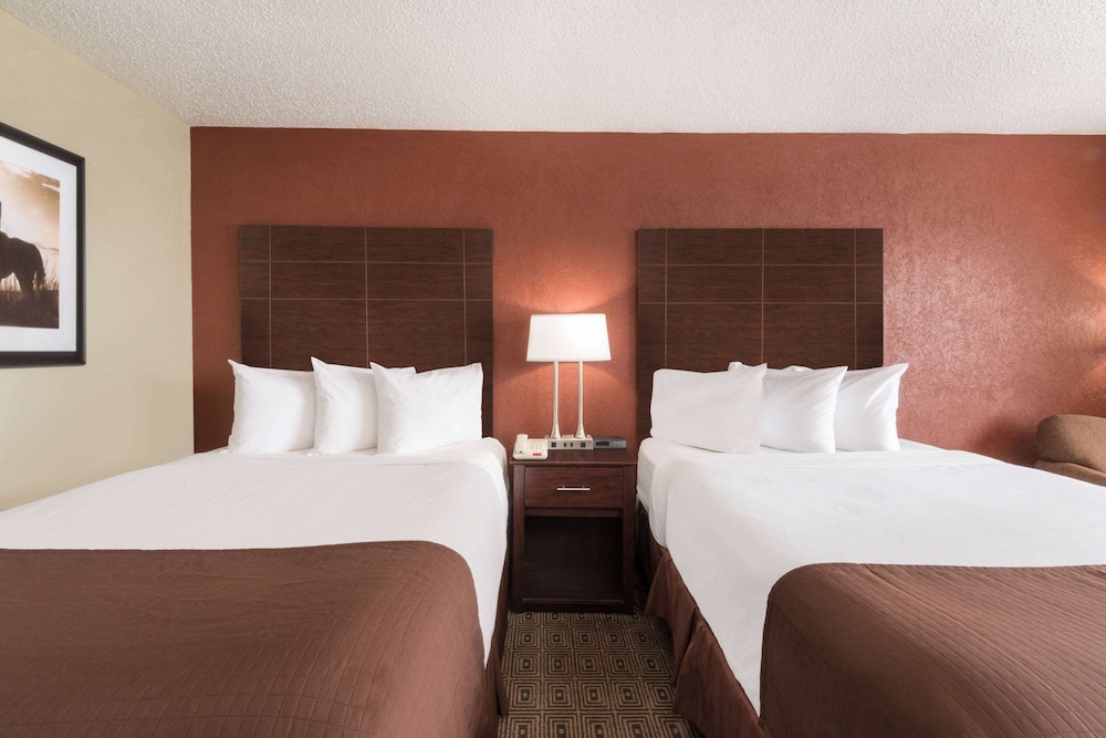 Standard Room, 2 Queen Beds - Photo 1