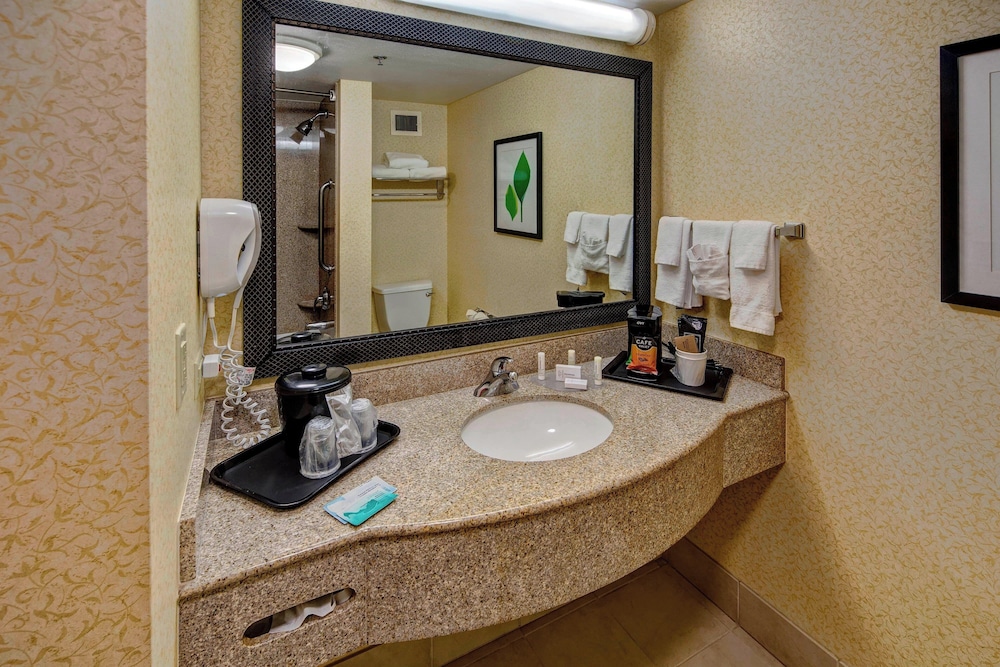Basic Room, 2 Queen Beds - Photo 2