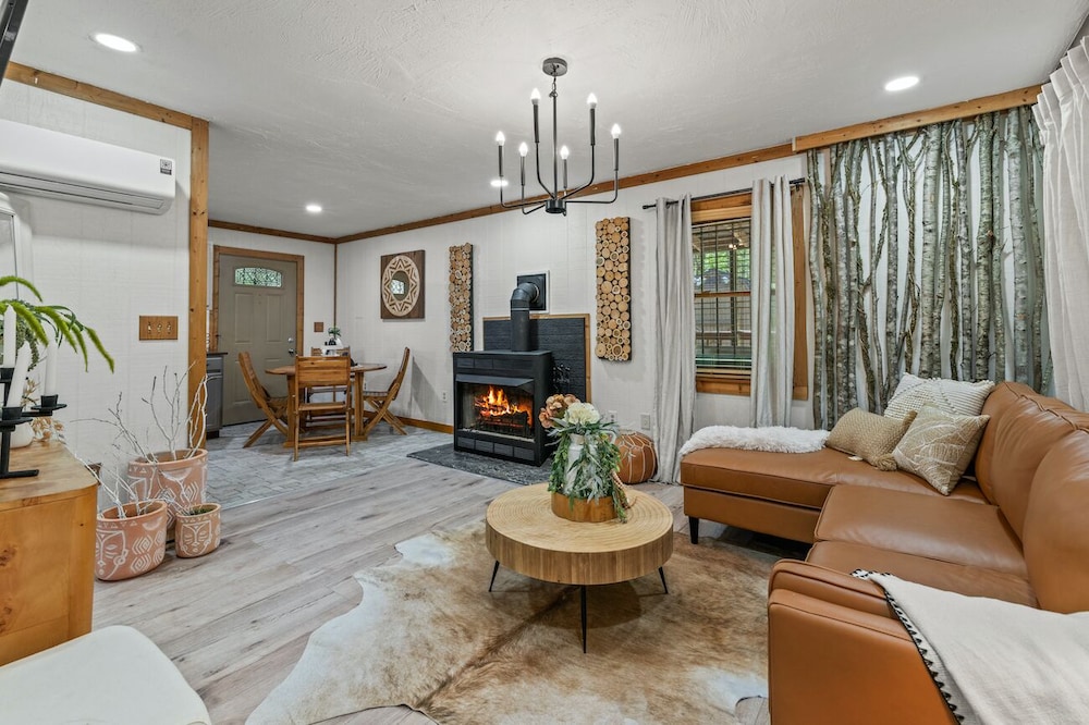 House, Multiple Beds, Hot Tub, Mountain View (Honey Bee Hideout)