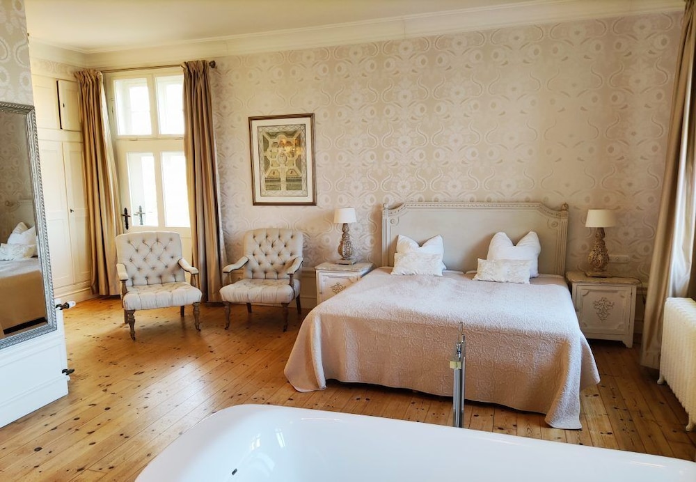Honeymoon Studio Suite