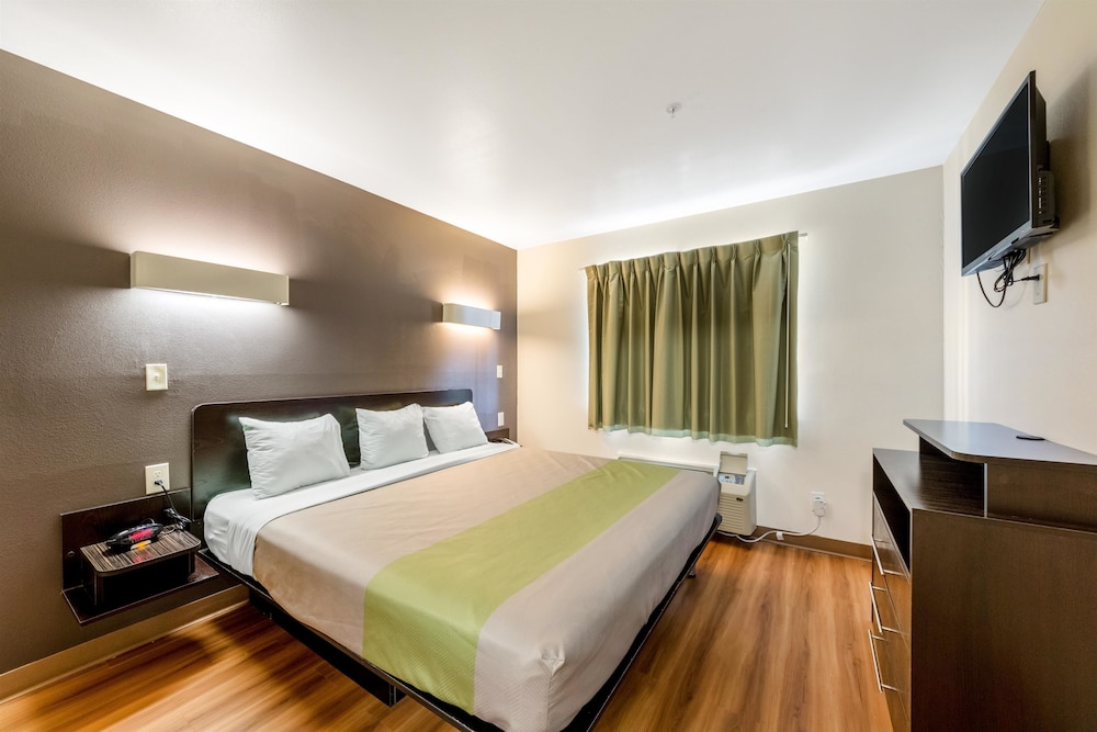 Room, 1 King Bed, Accessible, Non Smoking (Roll-In Shower) photo 2