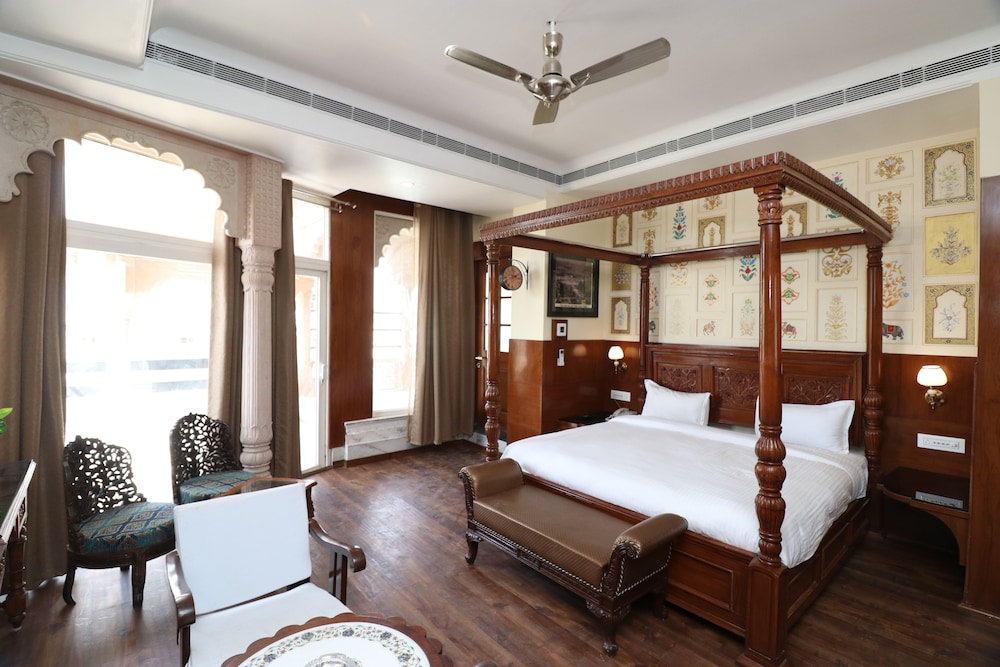 Luxury Suite, 1 King Bed, Smoking, City View