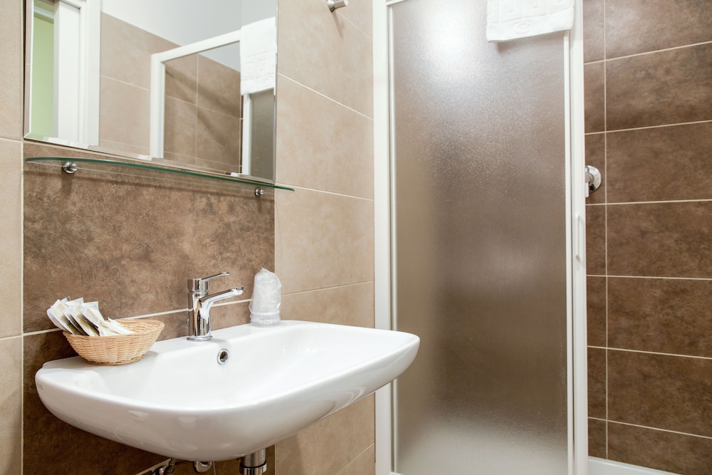 Basic Double Room Single Use (External Private Bathroom) photo 3
